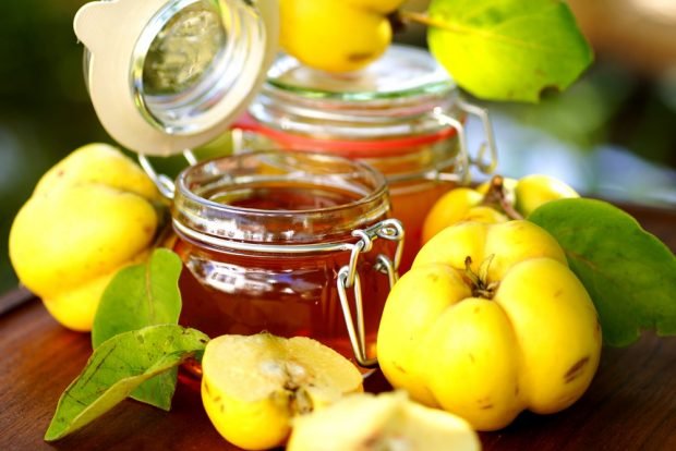 Quince jam with lemon 