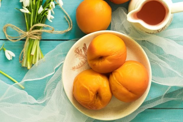 Peaches with a stone in syrup for the winter without sterilization