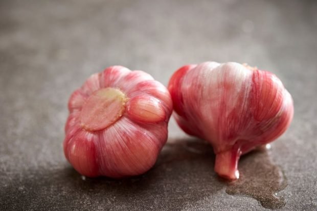 Pickled garlic with beetroot – a simple and delicious recipe, how to cook step by step