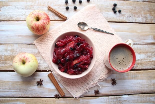 Jam from apples and chokeberry