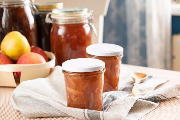 Jam from apples and dried apricots