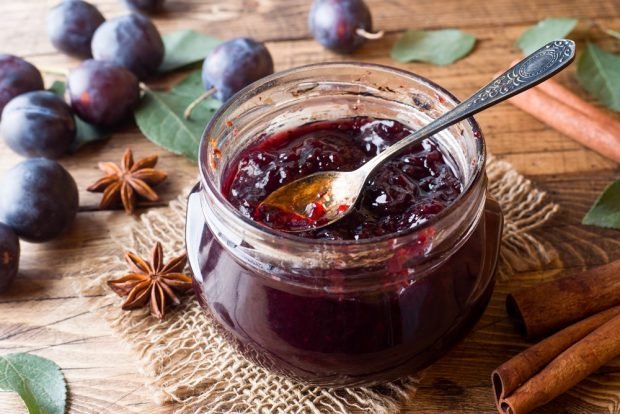 Plum jam with cinnamon for winter