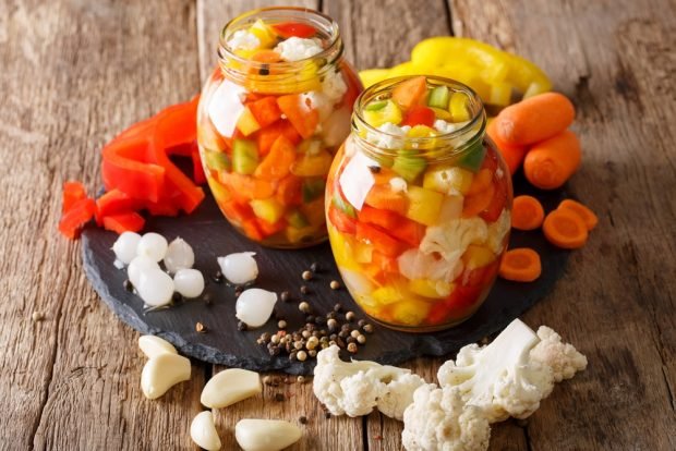 Salad with pepper and cauliflower