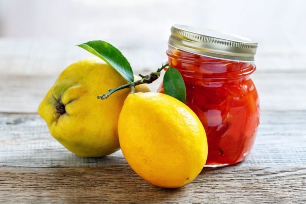 Transparent quince jam with lemon slices