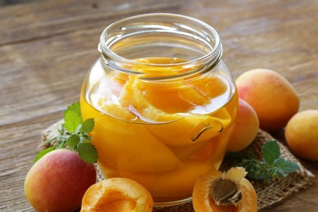 Concentrated apricot compote for winter