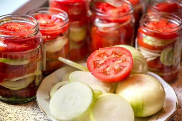 Tomatoes in jelly with onions for winter