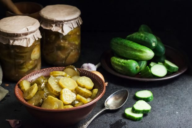 Cucumber salad with garlic for winter