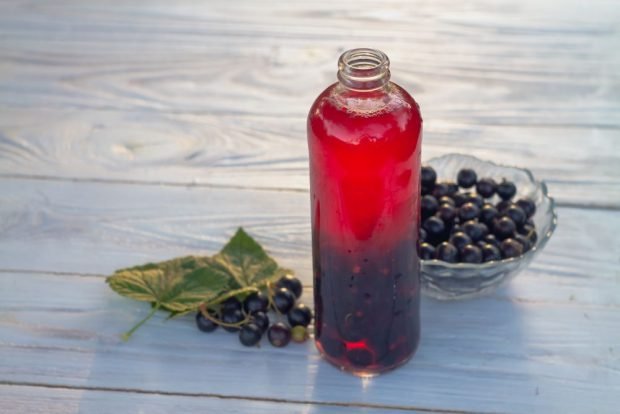 Compote of gooseberries and black currants for winter