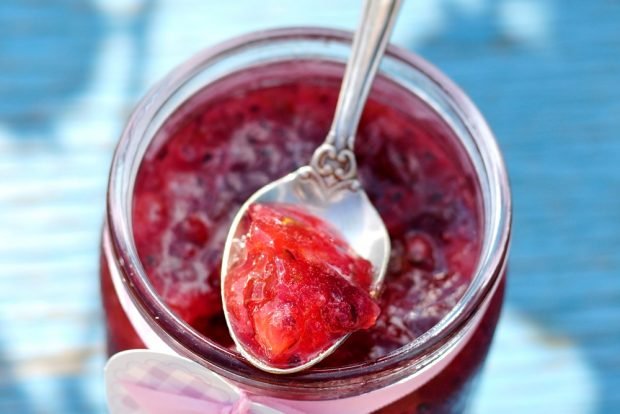 Currant jam with banana 