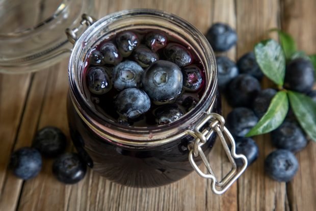 Blueberry jam with whole berries 