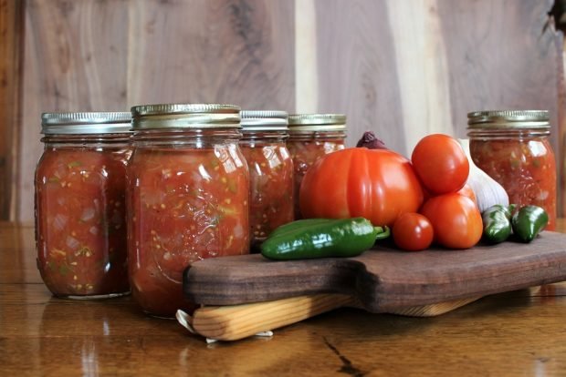 Tomato sauce with hot pepper for winter 