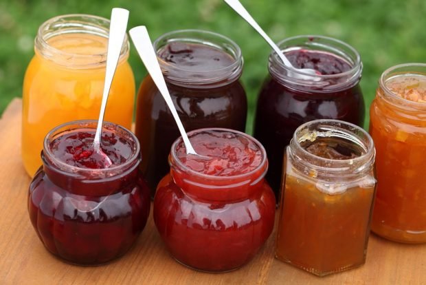 Apricot and cherry seedless jam