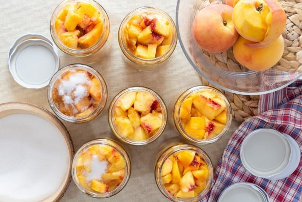 Compote of peaches in pieces without sterilization