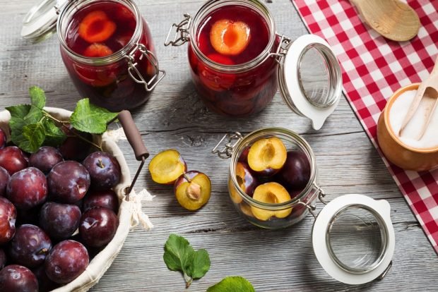 Plum and chokeberry compote for winter