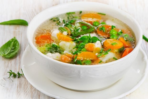 Chicken soup with green peas 