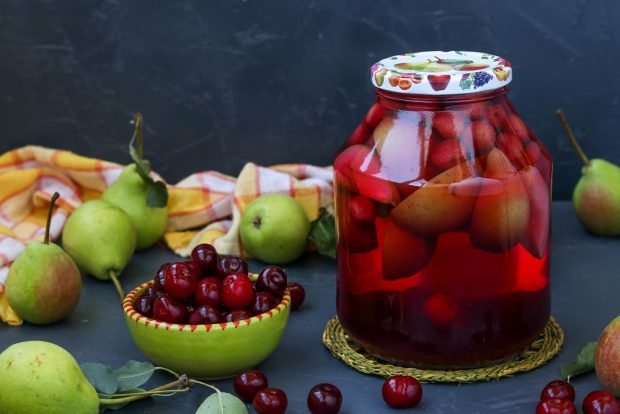 Compote with pears and cherries for winter