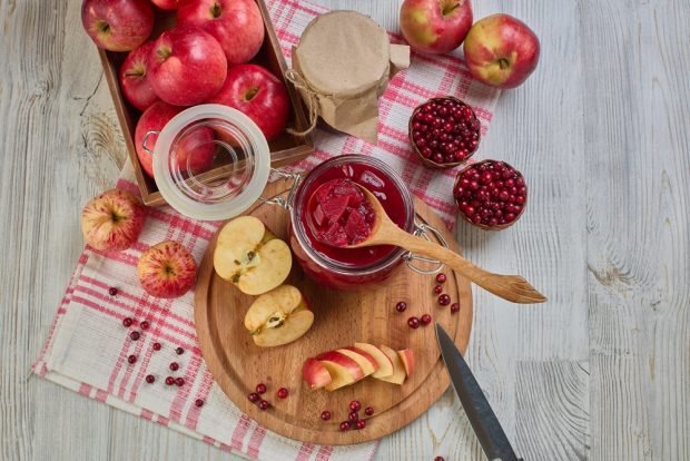 Lingonberry jam with apples and walnuts 