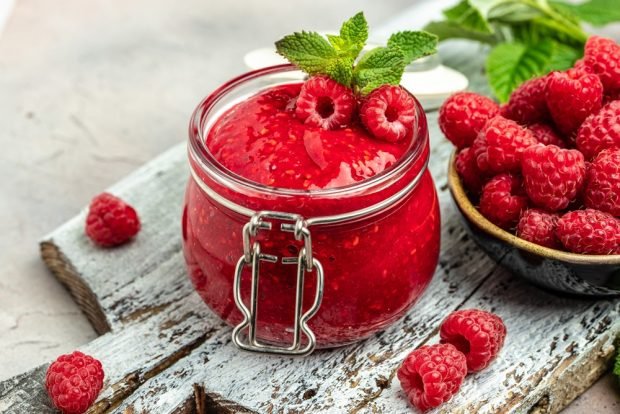 Raspberry jam with honey 