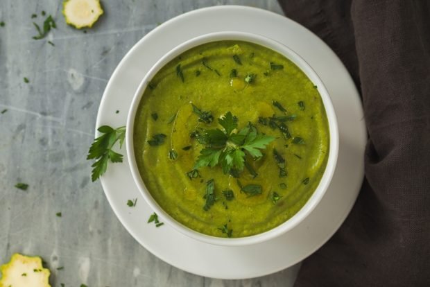 Mashed soup with spinach, zucchini and herbs