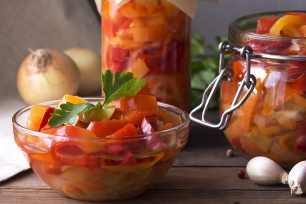 Salad with bell peppers and carrots 