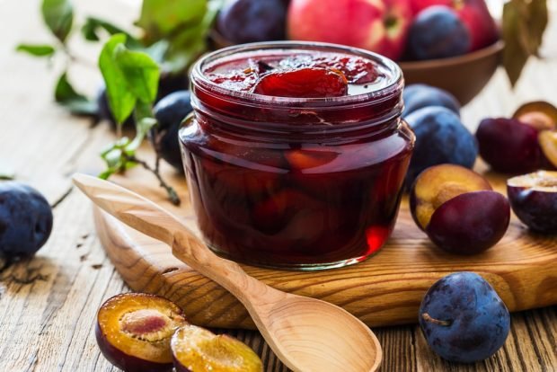 Thick plum jam with pitted slices 