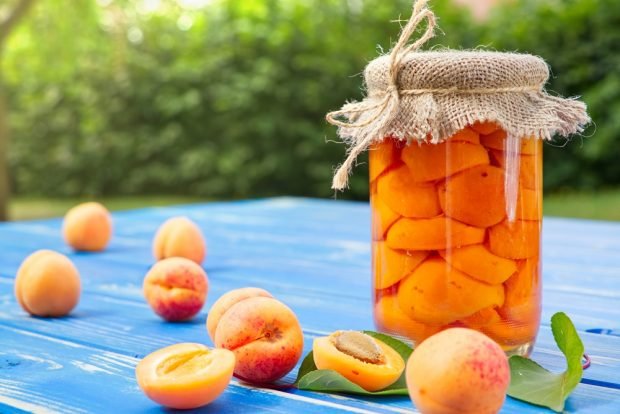 Compote of apricot halves for winter