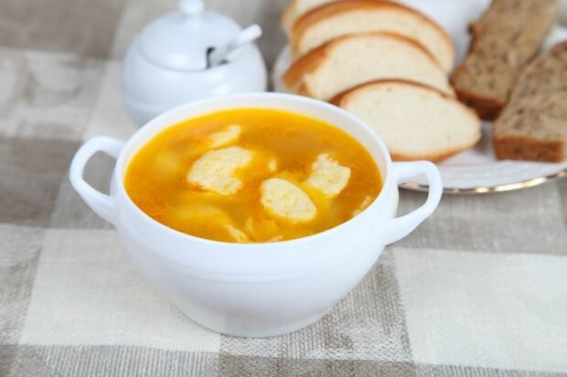 Quick soup with dumplings and turmeric