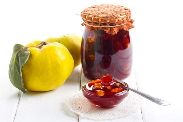 Quince jam with walnuts