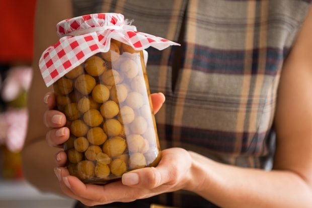 Canned gooseberry compote