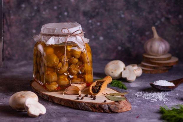 Pickled mushrooms in soy sauce