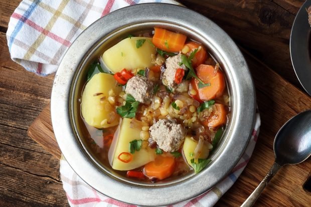 Pea soup with meatballs