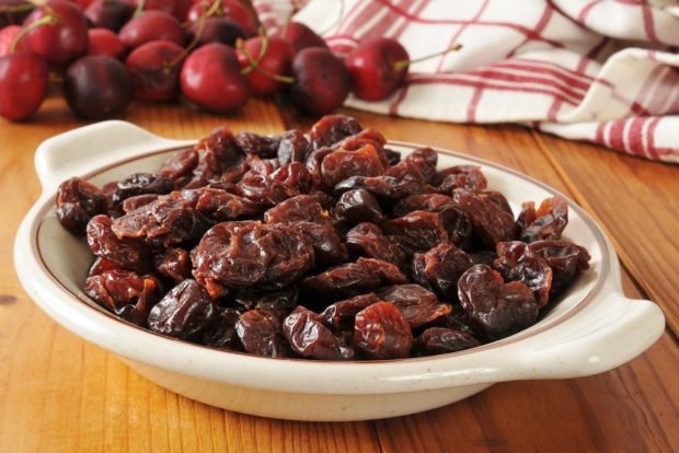 Dried cherries for winter