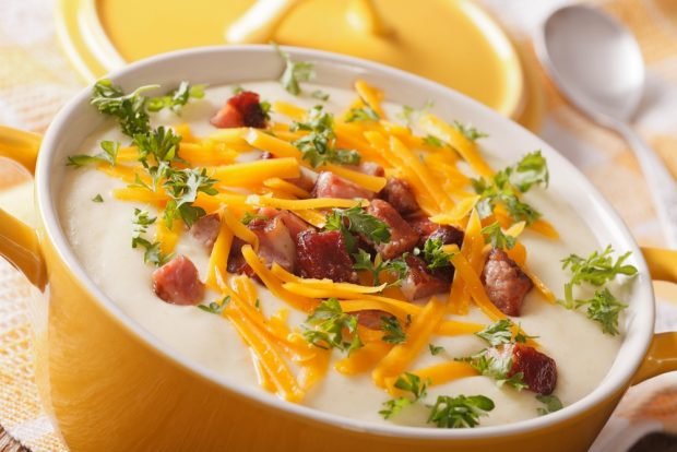 Mashed potato soup with bacon and cheese 