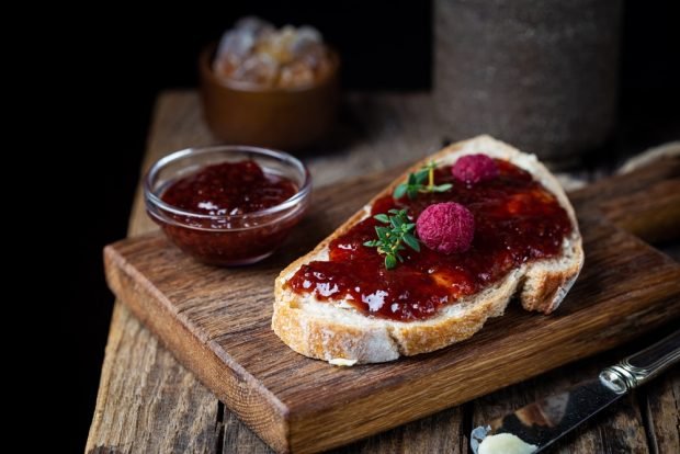 Raspberry jam with herbs