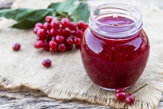 Viburnum jam with cinnamon