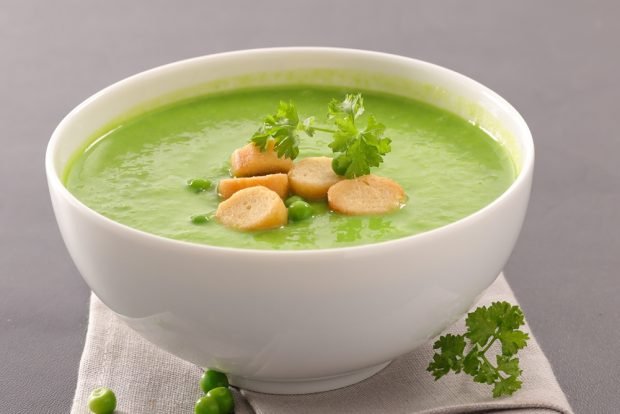 Pea soup with chicken fillet 