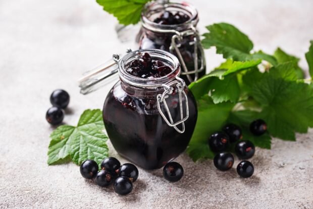 Currant jam with whole berries 