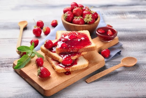 Strawberry jam in a slow cooker 