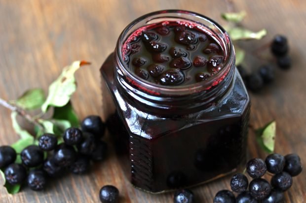 Jam from blackberries with cherry leaf