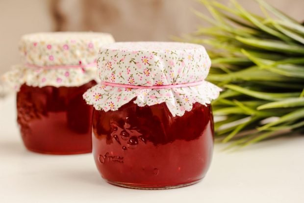 Thick red currant jelly without gelatin and sterilization