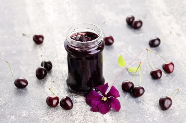 Cherry jam with pectin