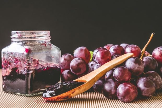 Grape jam with gelatin 