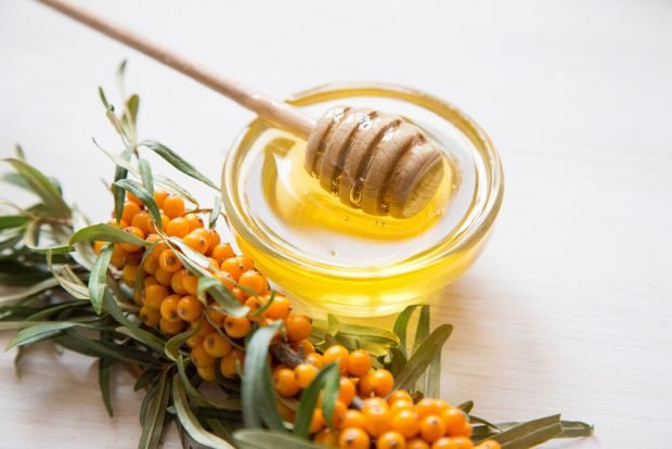 Sea buckthorn with honey for the winter without cooking 