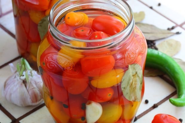 Tomatoes in apple juice for the winter