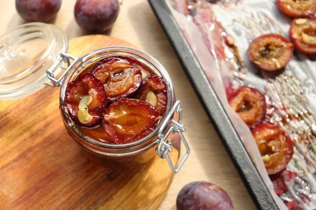 Dry plum jam in the oven 