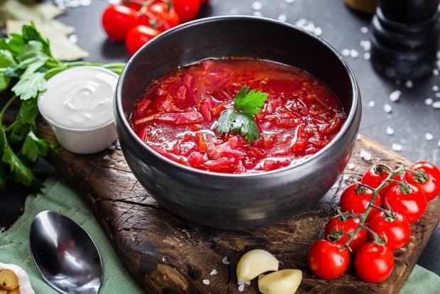 Borscht with cherry tomatoes 