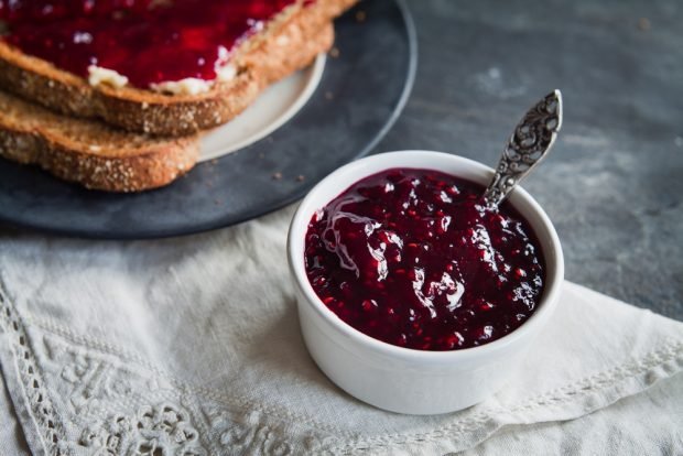 Raspberry and blackcurrant jam without sterilization 