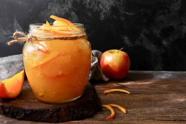 Apple jam with orange slices 