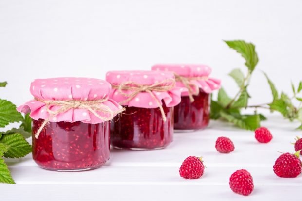 Raw raspberries with sugar without cooking