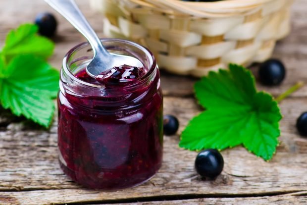 Black currant jam with pectin 